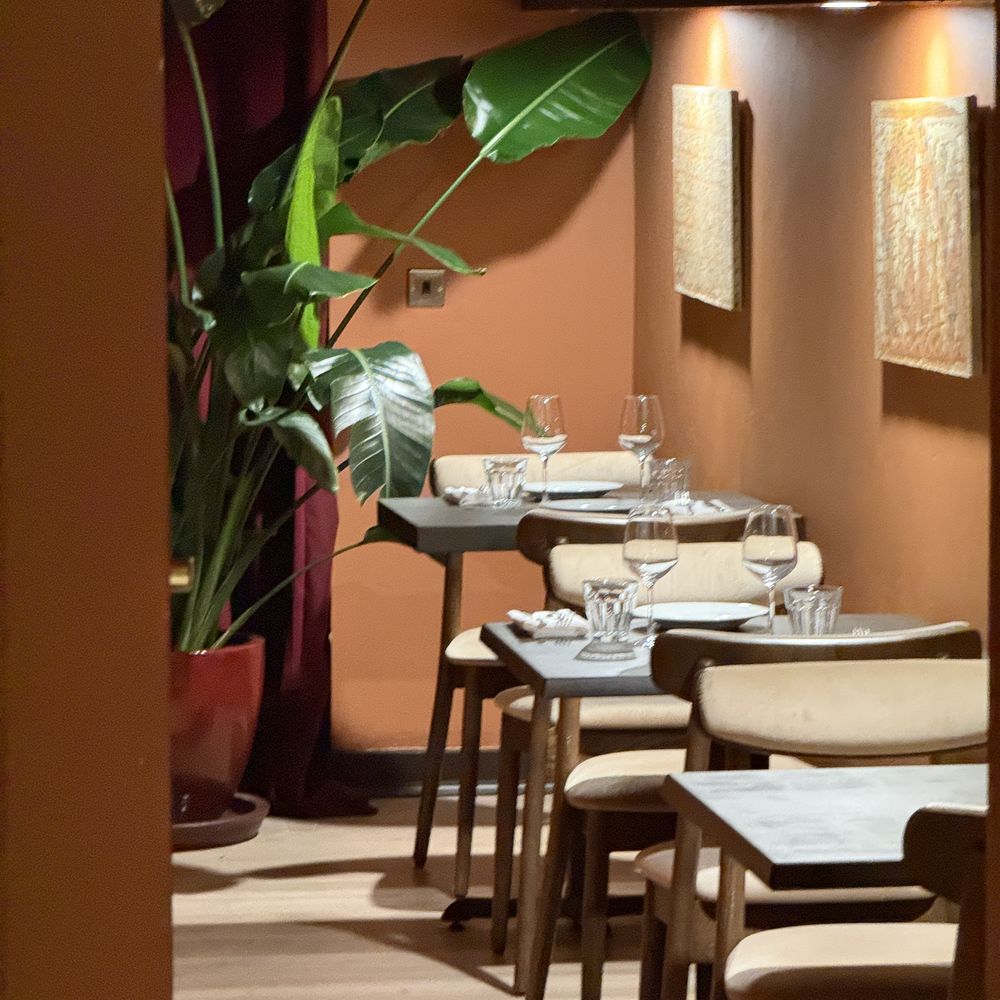 A quiet dining corner at Arianna Trattoria Romana